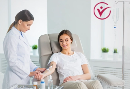 Врач делает капельницу пациенту